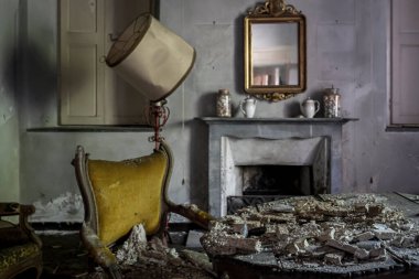 Büyük abbandoanta evinde seramik ve aynalı şömine rafı. Yüksek kalite fotoğraf