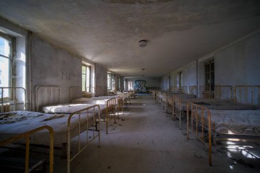 Terk edilmiş büyük bir evde yetimhane. Yüksek kalite fotoğraf