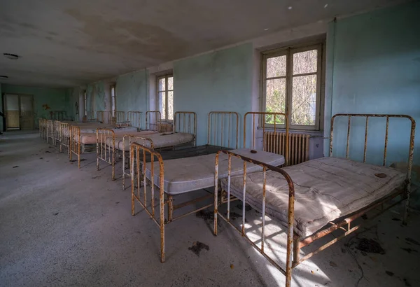 Terk edilmiş büyük bir evde yetimhane. Yüksek kalite fotoğraf