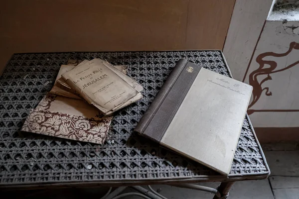 Bibliotheek Met Oude Boeken Tijdschriften Groot Verlaten Huis Hoge Kwaliteit — Stockfoto
