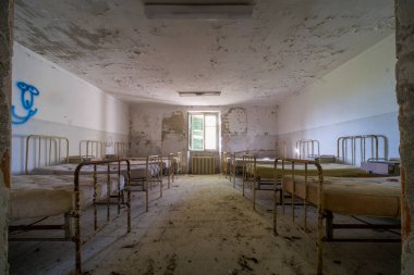 Terk edilmiş büyük bir evde yetimhane. Yüksek kalite fotoğraf