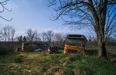 Terk edilmiş okul otobüsü durağı. Yüksek kalite fotoğraf