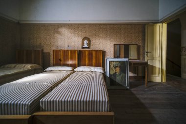 Terk edilmiş büyük bir evde yetimhane. Yüksek kalite fotoğraf