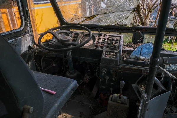Ônibus Escolar Abandonado Ônibus Elétrico Interior Com Folhas Ramos Vegetação — Fotografia de Stock