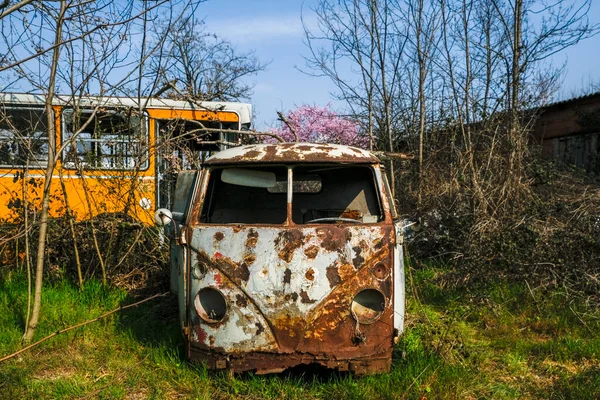 Terk edilmiş okul otobüsü durağı. Yüksek kalite fotoğraf