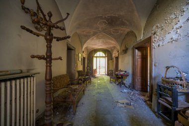 Terk edilmiş bir yetimhane hastanesinde genç çocuklar için uzun bir koridor. Yüksek kalite fotoğraf