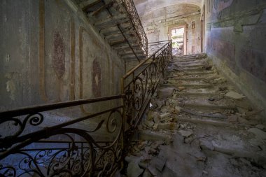 Terk edilmiş eski evdeki metal korkuluklu merdivenler. Yüksek kalite fotoğraf