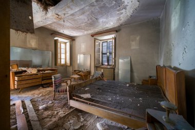 Eski terk edilmiş evde yatak odası, gardırop ve yatak odası. Yüksek kalite fotoğraf