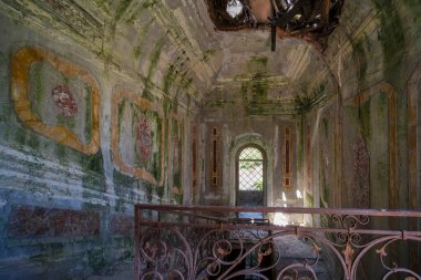 Terk edilmiş eski evdeki metal korkuluklu merdivenler. Yüksek kalite fotoğraf