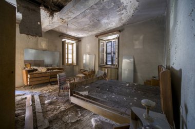 Eski terk edilmiş evde yatak odası, gardırop ve yatak odası. Yüksek kalite fotoğraf