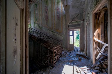 Terk edilmiş eski evdeki metal korkuluklu merdivenler. Yüksek kalite fotoğraf