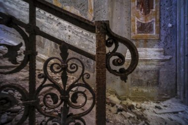 Terk edilmiş eski evdeki metal korkuluklu merdivenler. Yüksek kalite fotoğraf