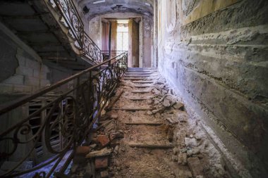 Terk edilmiş eski evdeki metal korkuluklu merdivenler. Yüksek kalite fotoğraf
