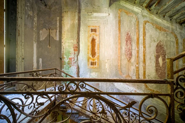 Escalier Avec Balustrade Métal Dans Une Ancienne Maison Abandonnée Photo — Photo