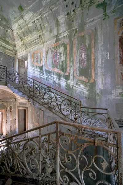 Terk edilmiş eski evdeki metal korkuluklu merdivenler. Yüksek kalite fotoğraf