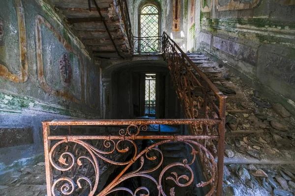 Escalier Avec Balustrade Métal Dans Une Ancienne Maison Abandonnée Photo — Photo