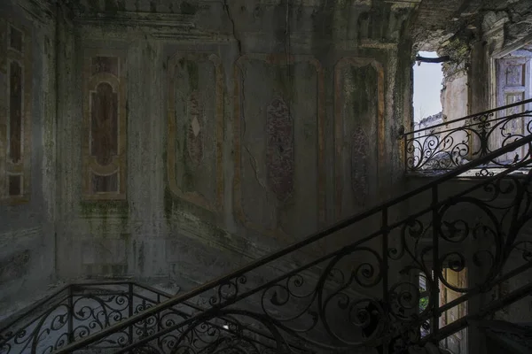 Terk edilmiş eski evdeki metal korkuluklu merdivenler. Yüksek kalite fotoğraf