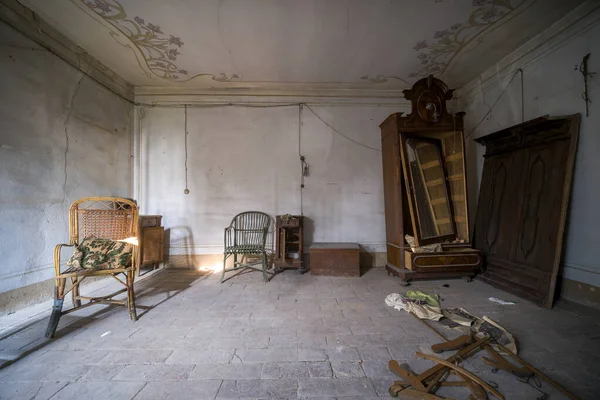 Large Living Room Old Furniture Old Abandoned Mansion High Quality — стоковое фото