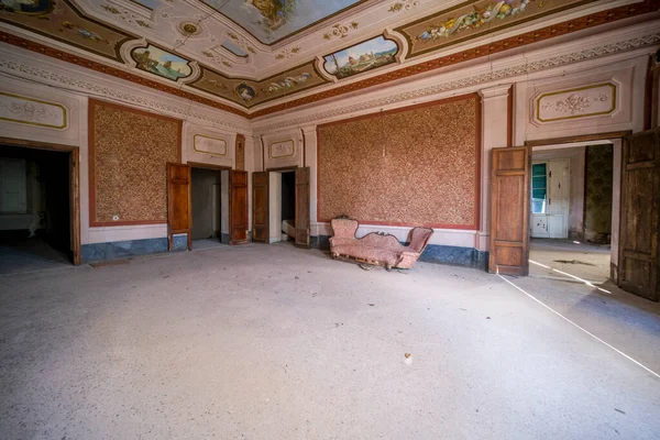 Grand Salon Avec Vieux Meubles Dans Ancien Manoir Abandonné Photo — Photo