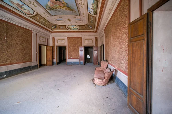 Grand Salon Avec Vieux Meubles Dans Ancien Manoir Abandonné Photo — Photo