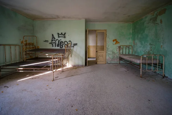 Eski terk edilmiş evde yatak odası, gardırop ve yatak odası. Yüksek kalite fotoğraf