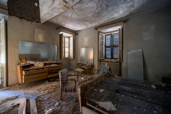 Eski terk edilmiş evde yatak odası, gardırop ve yatak odası. Yüksek kalite fotoğraf