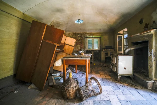 Eski terk edilmiş malikanede eski mobilyaları olan büyük bir oturma odası. Yüksek kalite fotoğraf