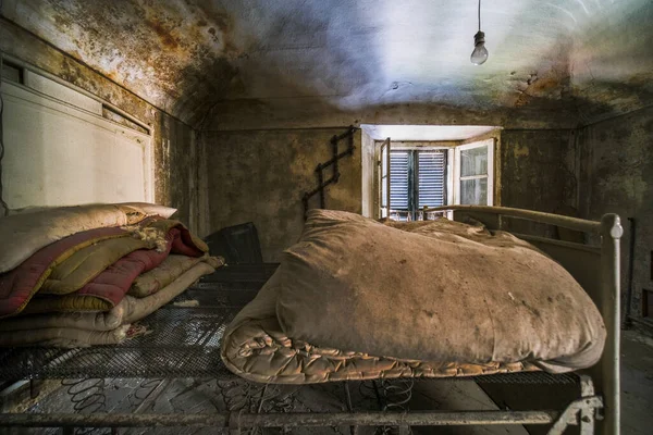 Chambre Avec Lit Armoire Dans Une Ancienne Maison Abandonnée Photo — Photo