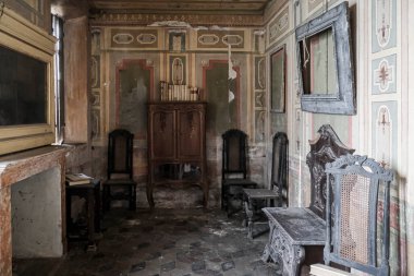 Terk edilmiş eski malikanede koltukları ve oturma odası olan bir giriş. Yüksek kalite fotoğraf