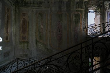 Terk edilmiş eski evdeki metal korkuluklu merdivenler. Yüksek kalite fotoğraf