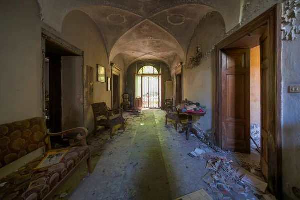 Terk edilmiş eski malikanede koltukları ve oturma odası olan bir giriş. Yüksek kalite fotoğraf