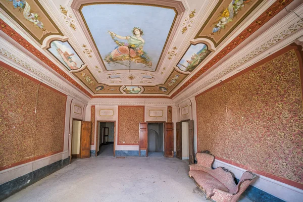 Terk edilmiş eski malikanede koltukları ve oturma odası olan bir giriş. Yüksek kalite fotoğraf