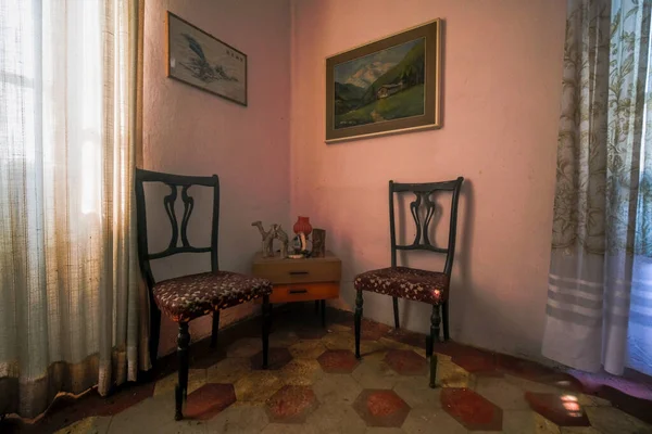 Terk edilmiş eski malikanede koltukları ve oturma odası olan bir giriş. Yüksek kalite fotoğraf