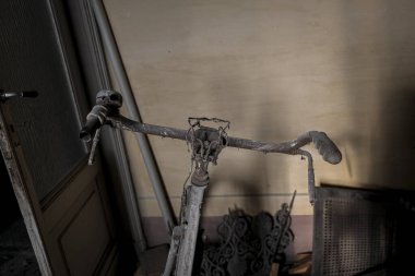 Eski terk edilmiş malikanede eski paslı metal bir bisiklet. Yüksek kalite fotoğraf