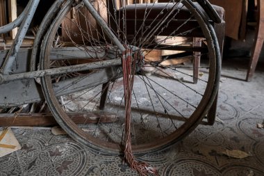 Eski terk edilmiş malikanede eski paslı metal bir bisiklet. Yüksek kalite fotoğraf