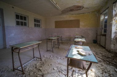 Eski terk edilmiş malikanedeki yetimhanedeki öğrenciler için okul sıraları. Yüksek kalite fotoğraf