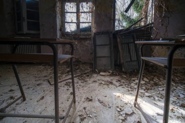 Eski terk edilmiş malikanedeki yetimhanedeki öğrenciler için okul sıraları. Yüksek kalite fotoğraf