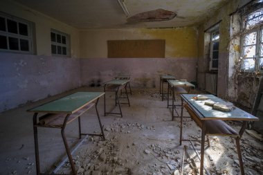 Eski terk edilmiş malikanedeki yetimhanedeki öğrenciler için okul sıraları. Yüksek kalite fotoğraf