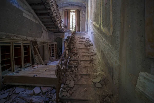 Σκάλα Μεταλλικό Κιγκλίδωμα Παλιό Εγκαταλελειμμένο Σπίτι Υψηλής Ποιότητας Φωτογραφία — Φωτογραφία Αρχείου
