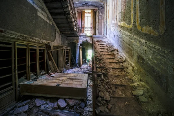 Escalier Avec Balustrade Métal Dans Une Ancienne Maison Abandonnée Photo — Photo