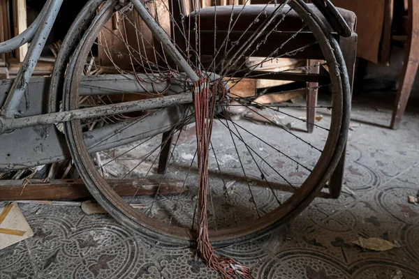 Eski terk edilmiş malikanede eski paslı metal bir bisiklet. Yüksek kalite fotoğraf