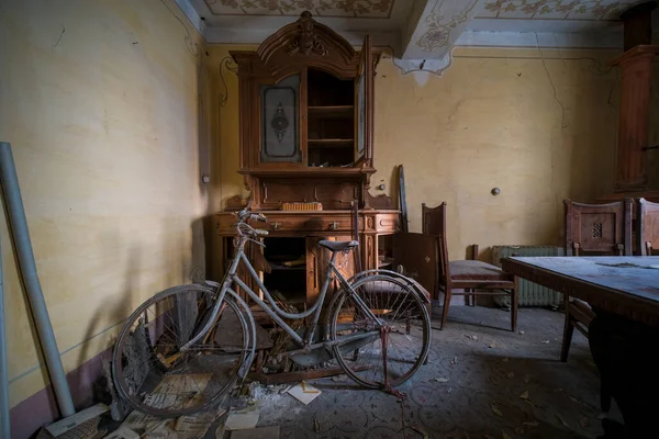 Old Rusty Metal Bicycle Old Abandoned Mansion High Quality Photo — Stock Fotó