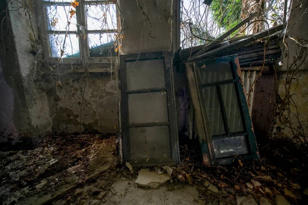 Mesas Para Estudantes Orfanato Mansão Abandonada Foto Alta Qualidade — Fotografia de Stock