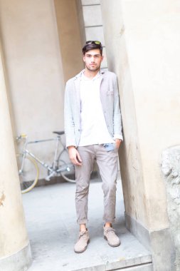 Şehir merkezinde zarif ceketli yakışıklı, koyu renk saçlı bir İtalyan. Yüksek kalite fotoğraf