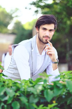 Yelekli yakışıklı, koyu renk saçlı bir İtalyan. Yüksek kalite fotoğraf