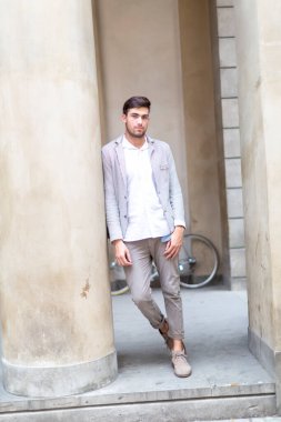 Şehir merkezinde zarif ceketli yakışıklı, koyu renk saçlı bir İtalyan. Yüksek kalite fotoğraf