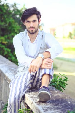 Yelekli yakışıklı, koyu renk saçlı bir İtalyan. Yüksek kalite fotoğraf