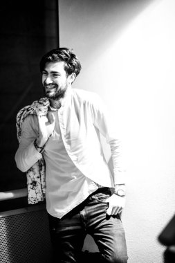 Beyaz gömlekli yakışıklı, koyu renk saçlı adam. Yüksek kalite fotoğraf