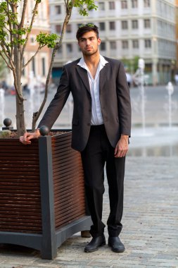 Şehir merkezinde zarif ceketli yakışıklı, koyu renk saçlı bir İtalyan. Yüksek kalite fotoğraf