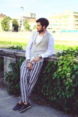 Yelekli yakışıklı, koyu renk saçlı bir İtalyan. Yüksek kalite fotoğraf